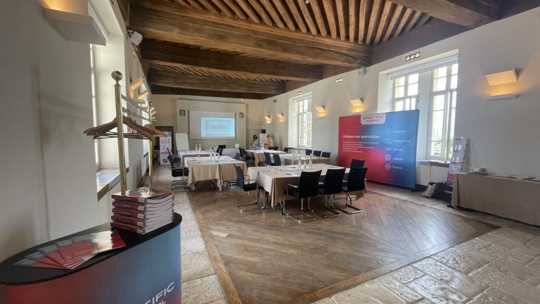 Salle de séminaire aux poutres apparentes du Château de Pizay, préparée pour le séminaire Pacific et Général