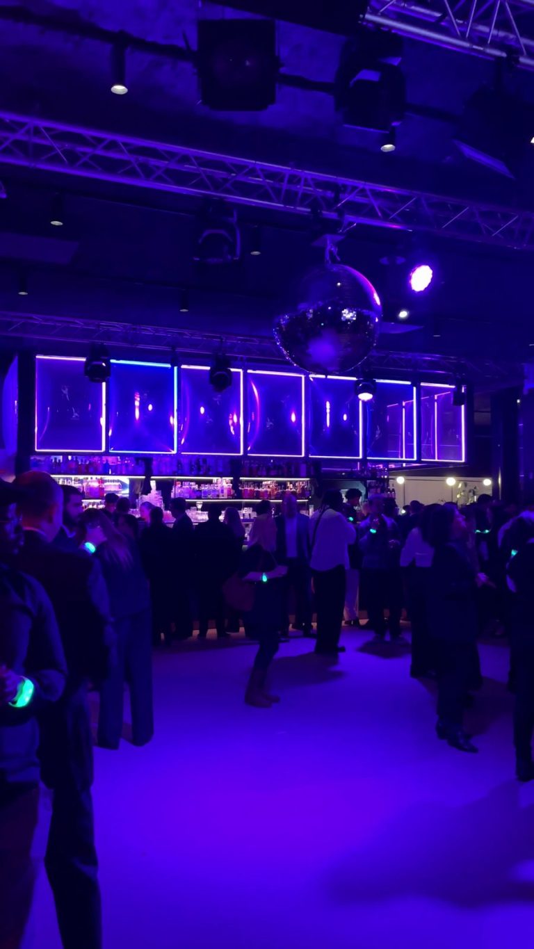 Piste de danse du Nodd, à La Défense, pendant la soirée awards de Scalian : invités aux bracelets lumineux, bar rétroéclairé et boule à facettes