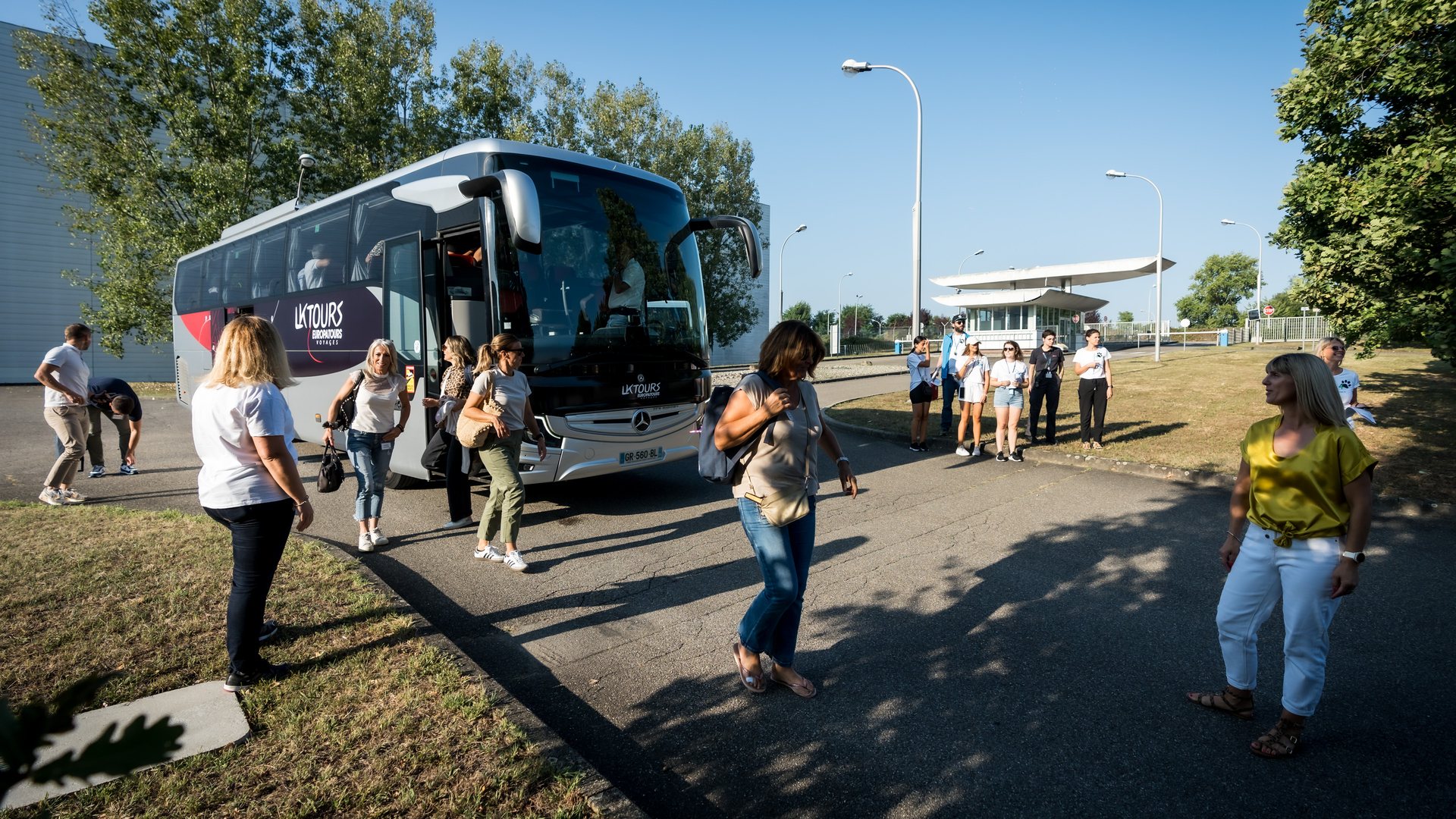 Participants du séminaire annuel d'Elanco à côté de leur autocar, lors d'un trajet en groupe organisé par Weevup