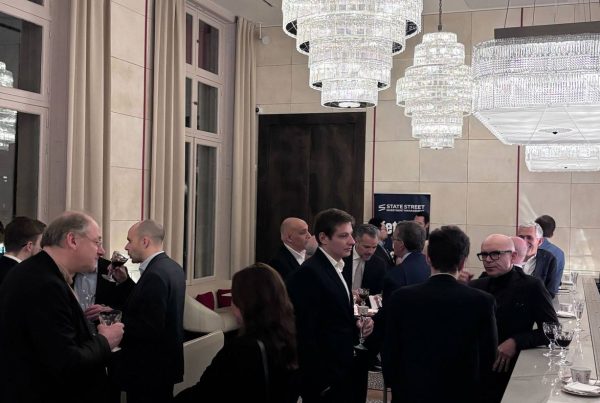 Invités échangeant un verre à la main sous les lustres en cristal de la Maison Baccarat, lors de la soirée corporate SSGA organisée par Weevup à Paris