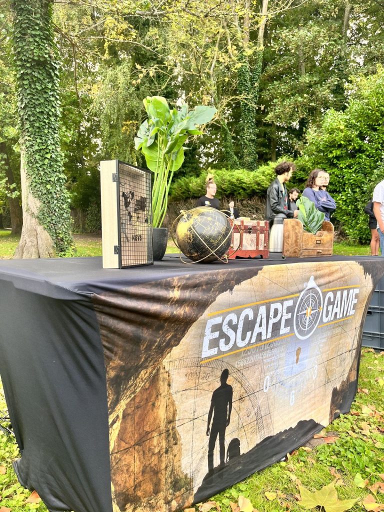Table de l’escape game dans le parc du Château d’Ermenonville : boîte à clés, globe et coffre au trésor