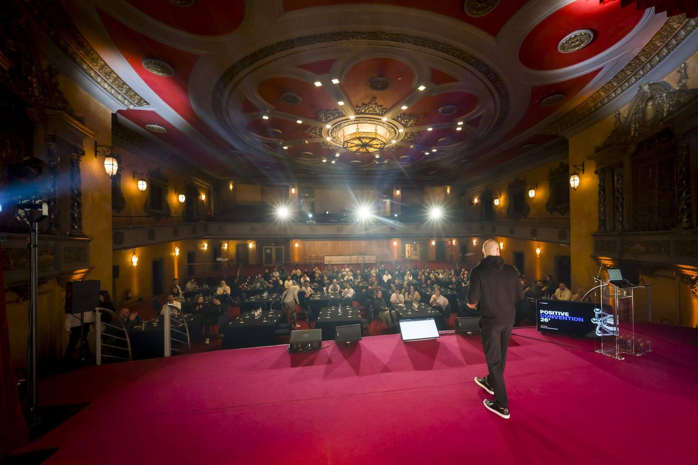 Plénière de la convention du Groupe Positive à Bruxelles, organisée par Weevup en janvier pour 300 participants