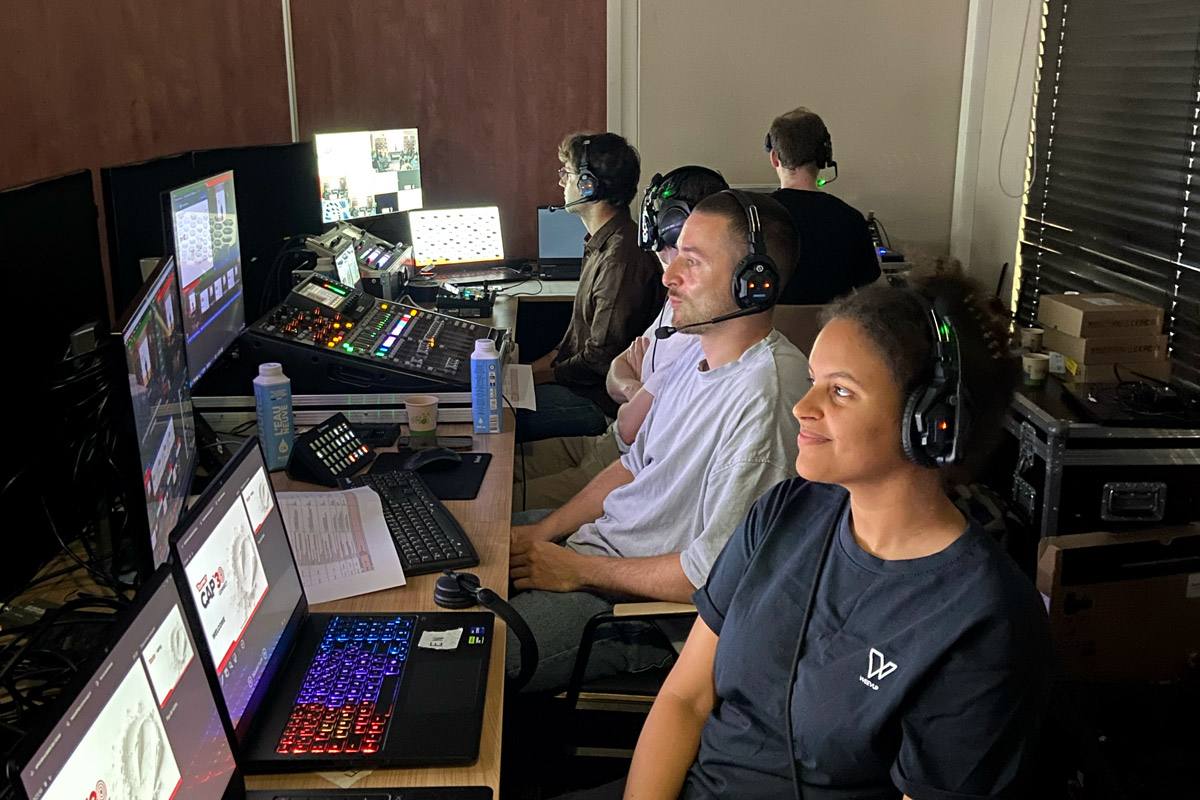 Équipe technique casque sur les oreilles en régie, devant ses écrans et ses consoles, pendant la convention hybride Cap 30 Connect de Toupret organisée par Weevup
