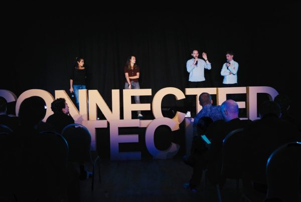 Quatre intervenants sur scène derrière les grandes lettres « Connected Tech », face au public de la plénière du séminaire KPMG organisé par Weevup