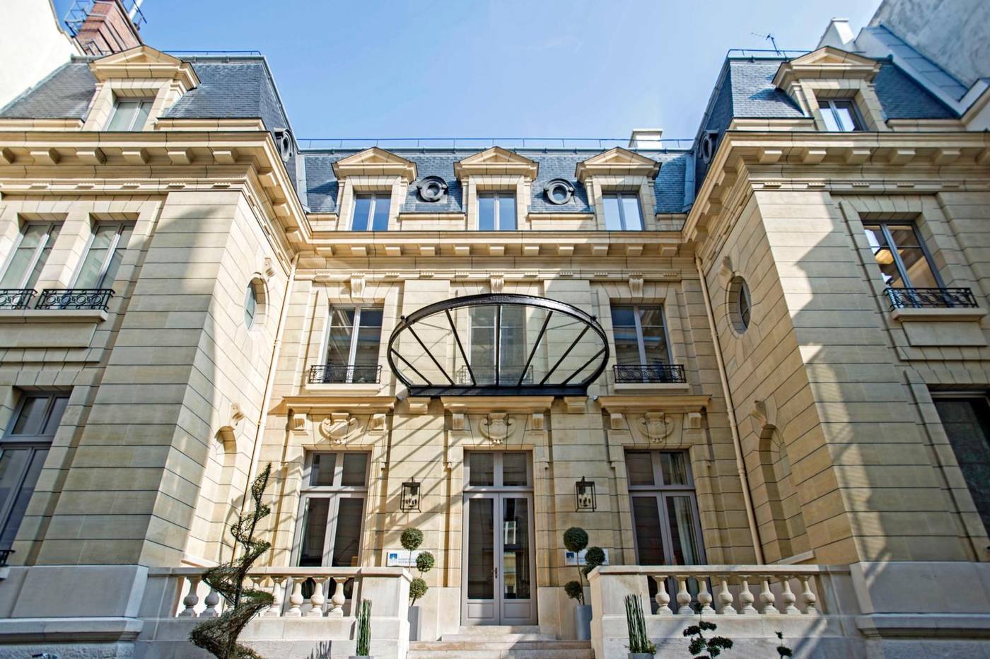 Façade en pierre de l'hôtel particulier à marquise vitrée choisi par Weevup pour la réunion des managers de KPMG