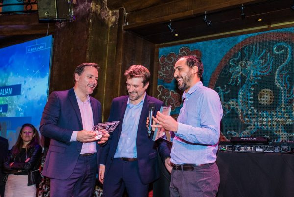 Remise d'un award sur scène lors de la soirée de remise de prix Scalian organisée par Weevup, devant un écran annonçant l'Award Scalian