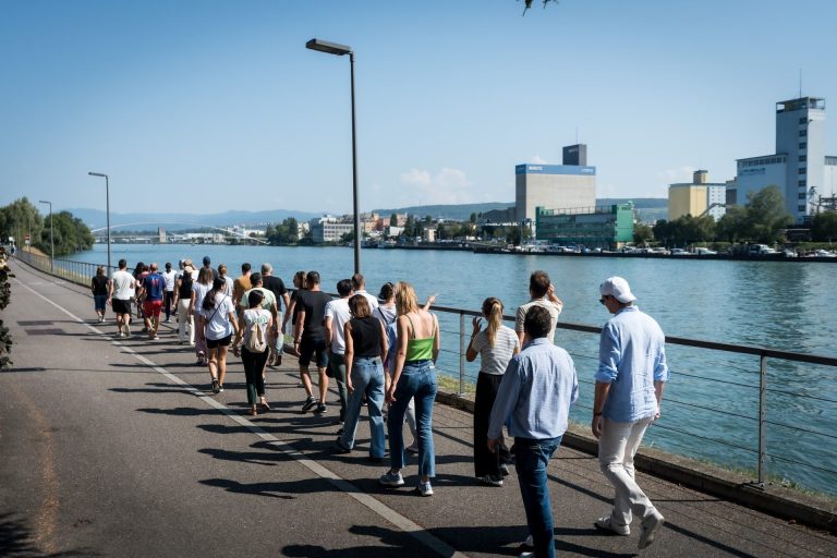 Collaborateurs d’Elanco marchant en groupe sur un quai, au bord d’un fleuve, pendant leur séminaire annuel en Alsace