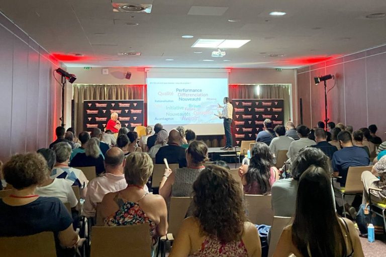 Intervenant présentant un nuage de mots sur grand écran devant les collaborateurs de Toupret, lors de la convention hybride Cap 30 Connect organisée par Weevup