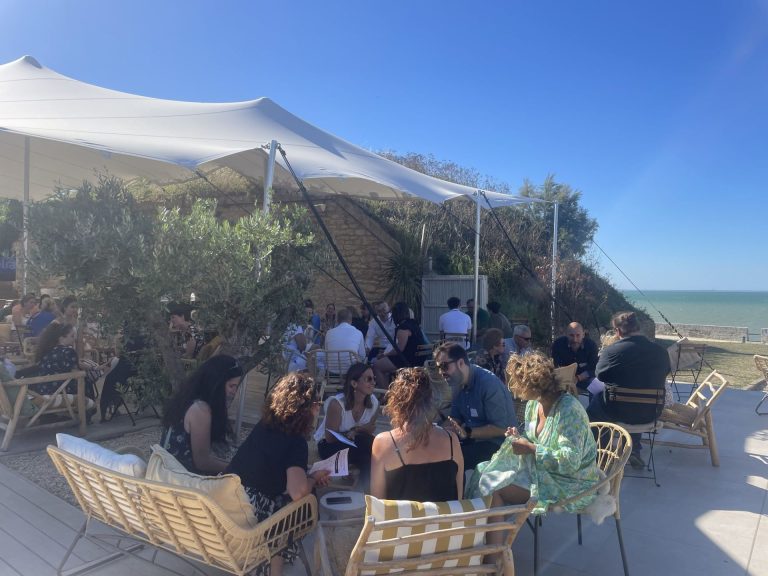 Collaborateurs d’Excelia en ateliers par petits groupes sur la terrasse du Bastion, sous une tente blanche, face à la mer, à Saint-Martin-de-Ré