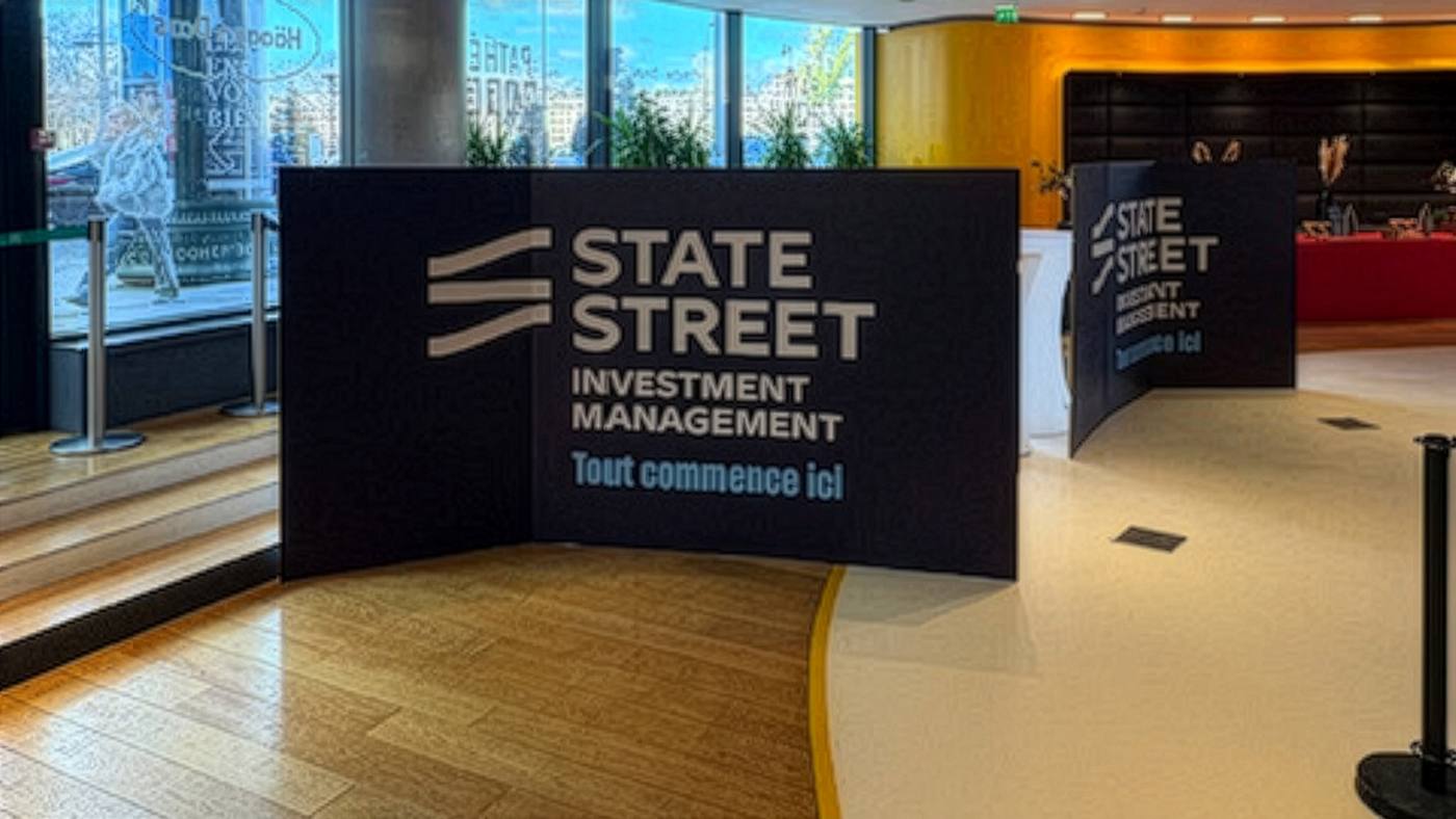 Totems State Street Investment Management portant le message « Tout commence ici », installés à l'accueil du Pathé Beaugrenelle pour l'après-midi de Noël de SSGA organisé par Weevup