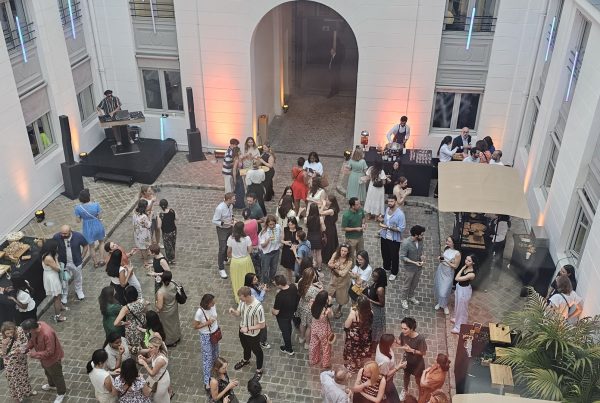Vue plongeante sur la summer party de Coty dans la cour pavée de ses bureaux : invités, DJ, bar et stands de restauration, une soirée organisée par Weevup