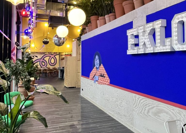Entrée de l’EKLO Hôtel de Nantes, avec son enseigne lumineuse, ses plantes et ses boules à facettes, où Weevup a réuni les équipes d’ELO Énergie