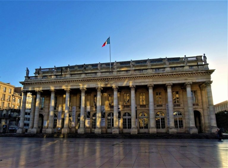 La façade à colonnes du Grand-Théâtre de Bordeaux, place de la Comédie