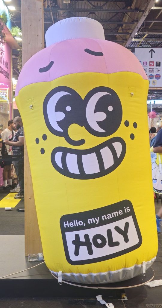 Mascotte gonflable géante « Hello, my name is Holy » devant le stand Holy à la Japan Expo