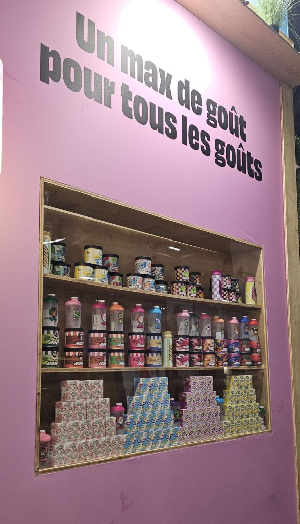 Vitrine Holy à la Japan Expo : pots, shakers et coffrets sous le slogan « Un max de goût pour tous les goûts »