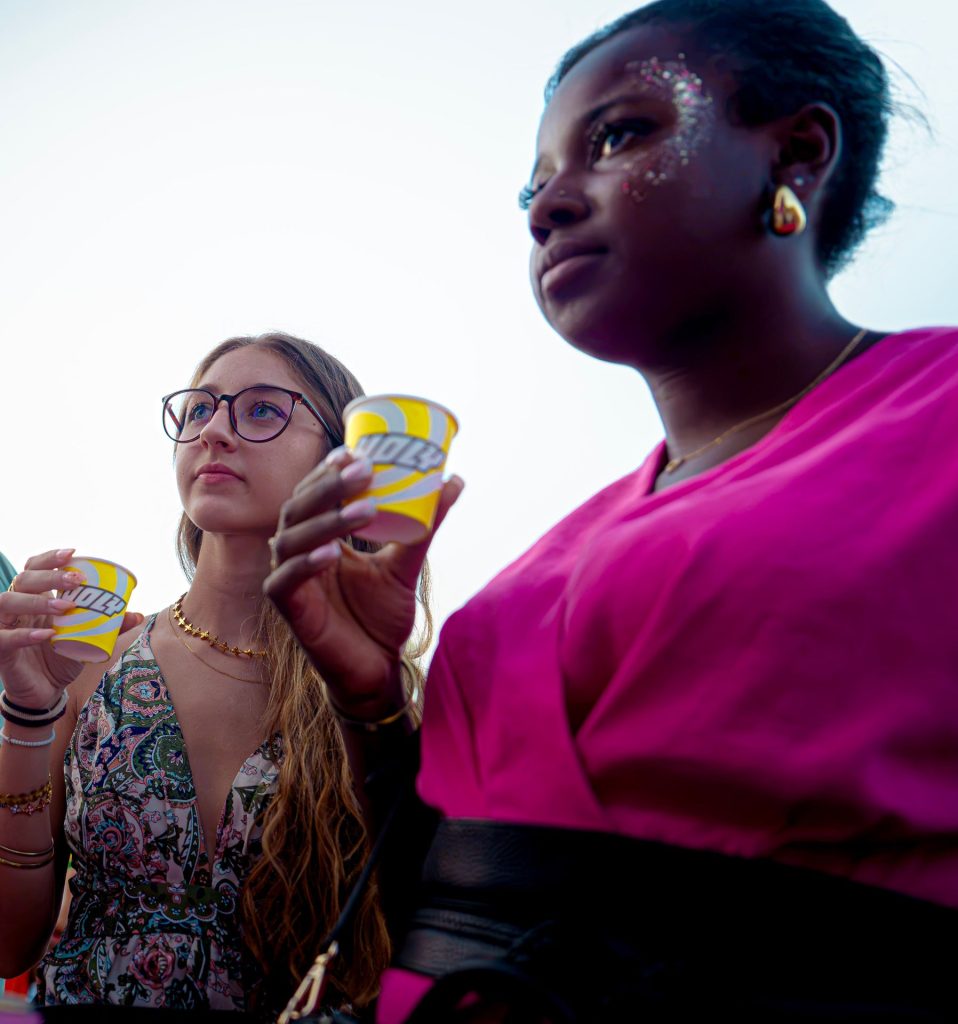 Deux festivalières goûtant les boissons Holy en gobelet près du bar de dégustation, au Lovely Brive Festival