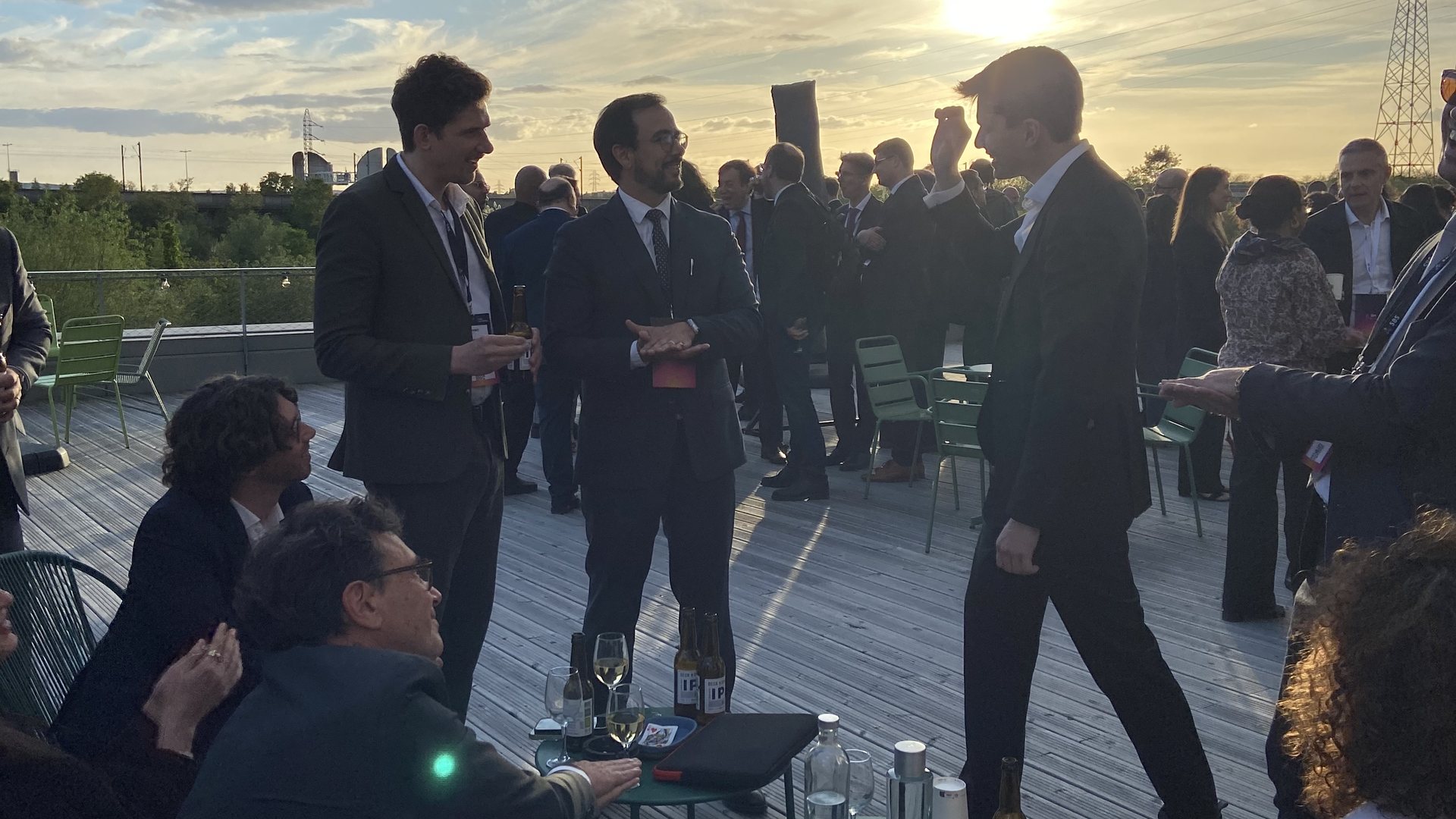 Invités de SBS Connect sur le rooftop du Comet Arboretum au coucher du soleil, lors de l'afterwork organisé par Weevup à Paris