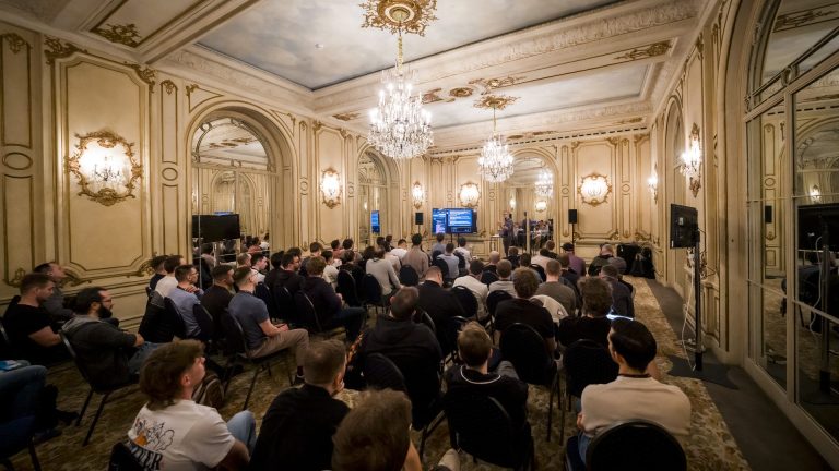 Plénière de la convention du Groupe Positive à Bruxelles, organisée par Weevup : participants assis face aux écrans dans un salon