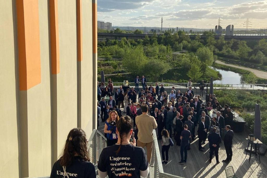 Deux membres de l’équipe Weevup veillent sur l’afterwork de la journée d’étude SBS Connect, sur le rooftop du Comet Arboretum