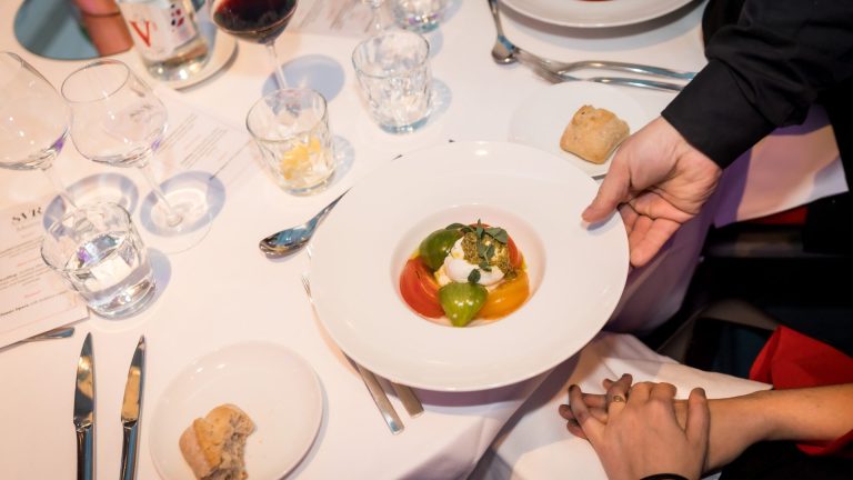 Entrée servie à table pendant le dîner du séminaire international SVR à Paris