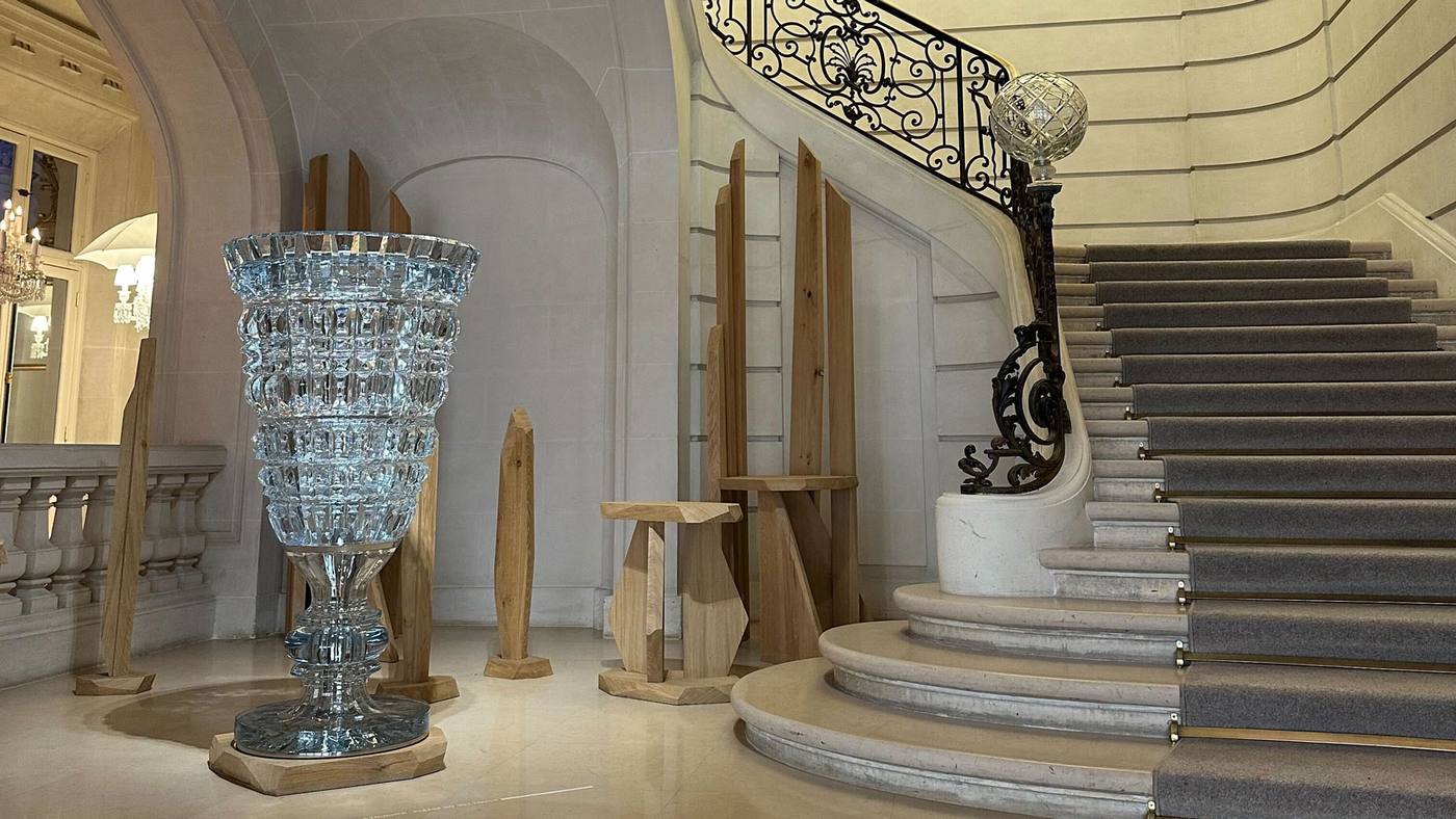 Escalier en pierre à rampe en fer forgé et grand vase en cristal dans le hall de la Maison Baccarat, préparée pour la soirée SSGA organisée par Weevup