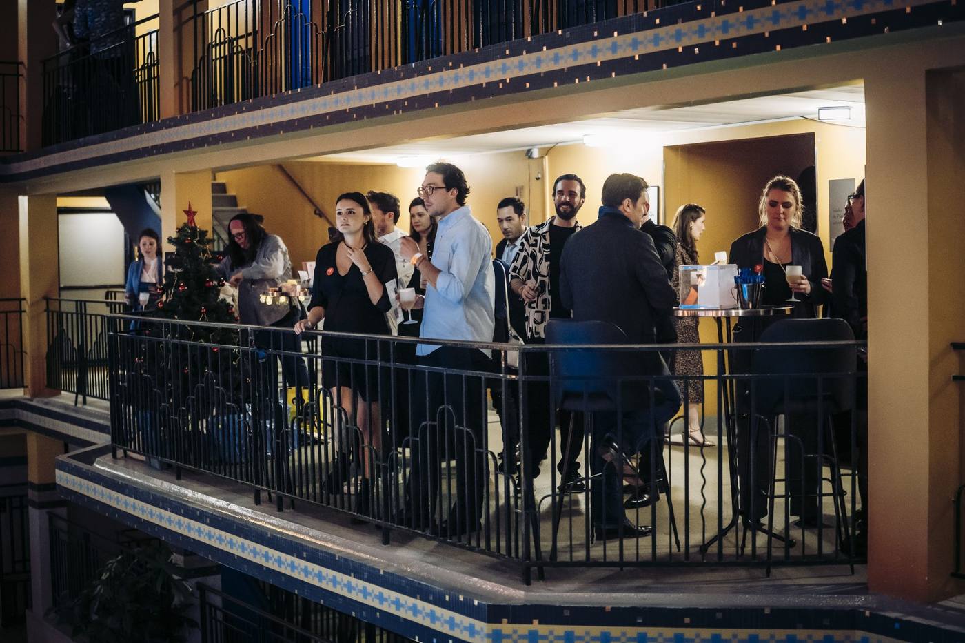 Invités réunis sur une coursive du Molitor, au-dessus du bassin, pendant la soirée des 10 ans de Weevup