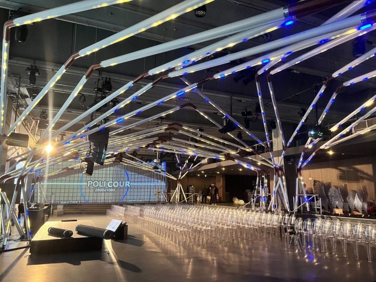 Convention de 3DS Outscale au T7, à Paris : salle prête, chaises alignées face à l’écran et structure lumineuse au plafond