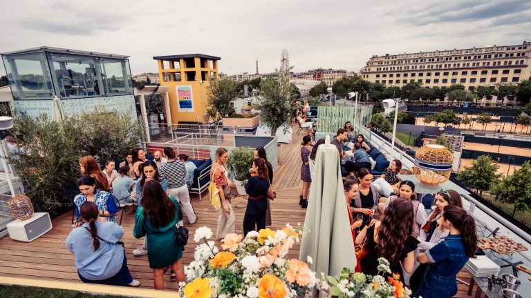 Cocktail d’entreprise sur un rooftop fleuri avec vue sur les toits de Paris, lors de la cocktail party Dior organisée par Weevup