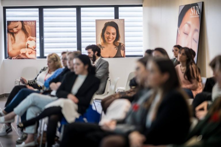 Participants du séminaire international SVR assis en rangs dans une salle lumineuse, devant des affiches de la marque SVR, à Paris