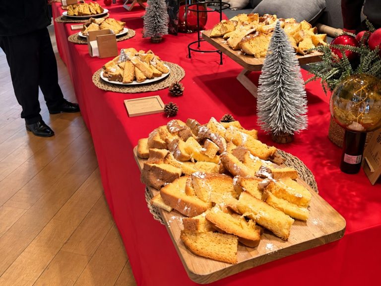 Goûter de Noël sur nappe rouge décorée de petits sapins, servi aux invités de SSGA au Pathé Beaugrenelle