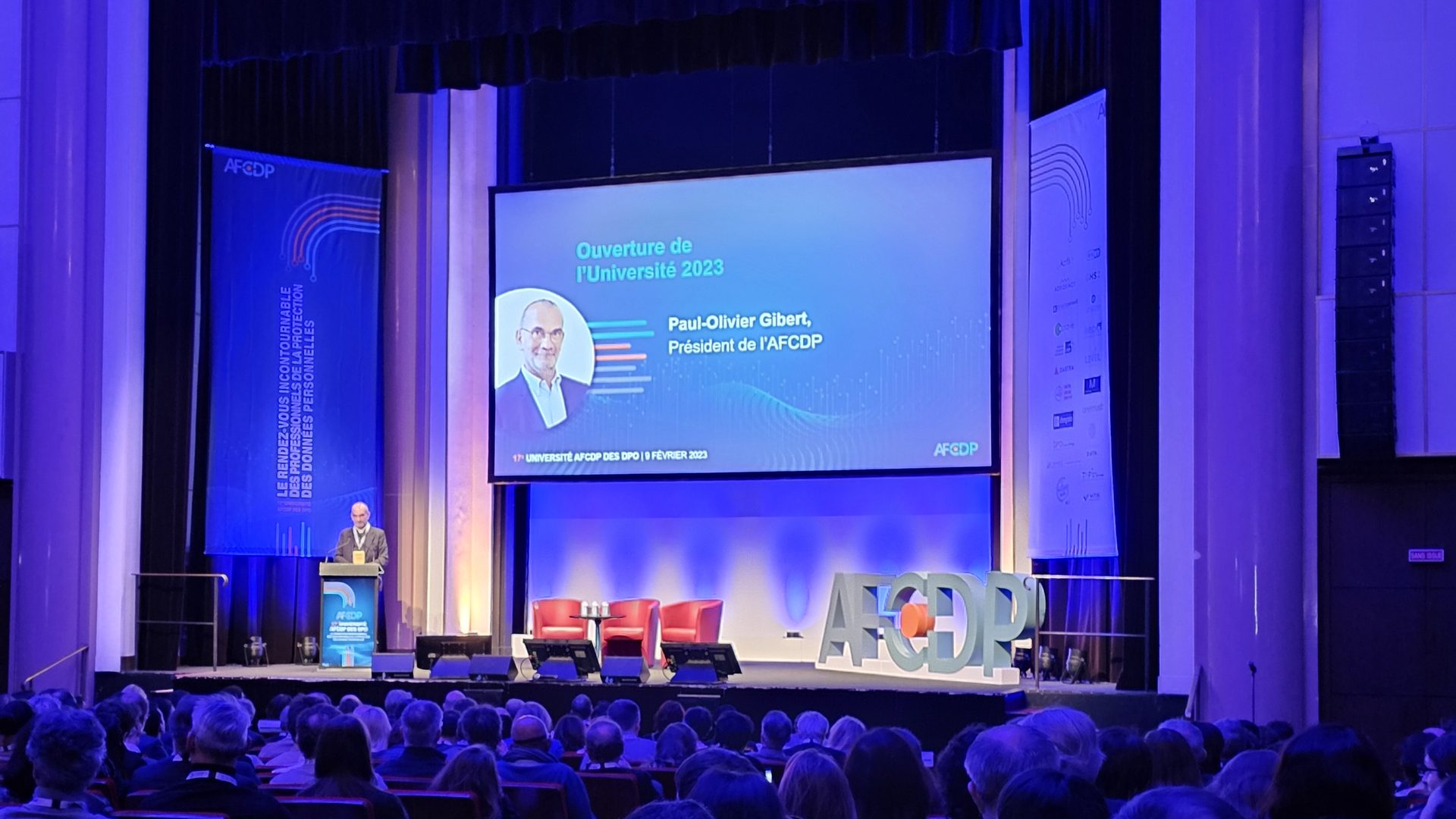 Auditorium rempli face à la scène et à son grand écran lors de l'ouverture de l'Université 2023 de l'AFCDP, convention annuelle accompagnée par Weevup