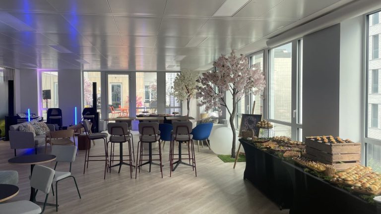 Salle des nouveaux bureaux de Daiichi préparée pour l’inauguration organisée par Weevup : cerisiers en fleurs, tables hautes et buffet