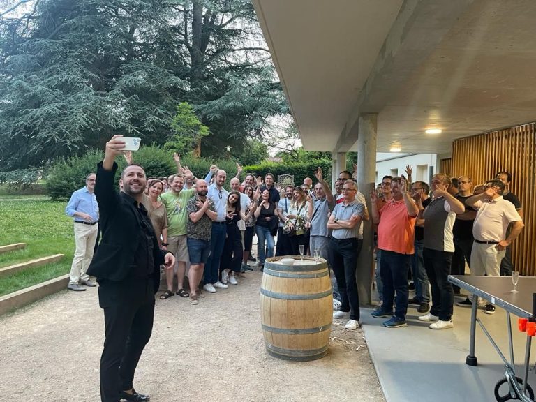 Le magicien prend un selfie avec les participants de Partecis dans le jardin de l’Hôtel Valpré, à Écully