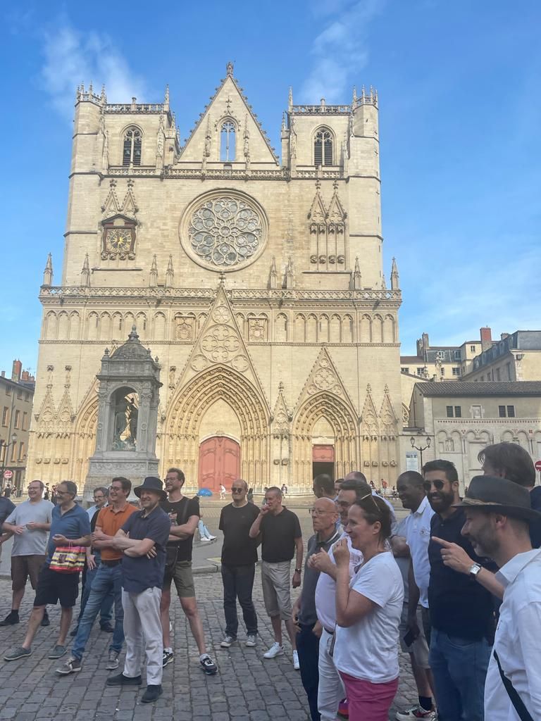 Participants de Partecis rassemblés devant la façade de la cathédrale Saint-Jean, dans le Vieux Lyon, pendant le team building