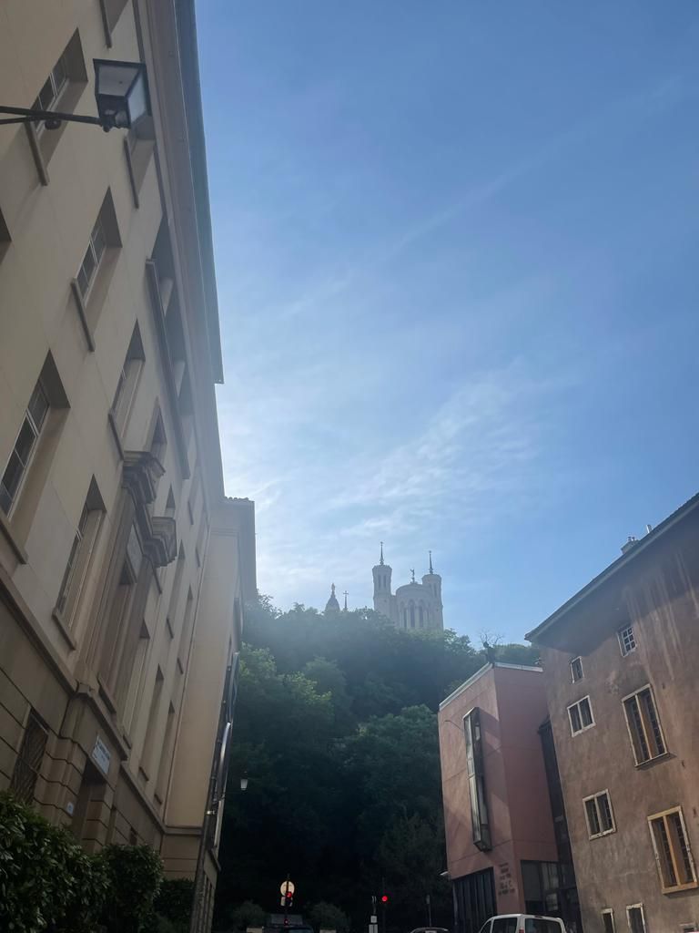 La basilique Notre-Dame de Fourvière vue depuis une rue au pied de la colline, à Lyon, sur le parcours du rallye de Partecis