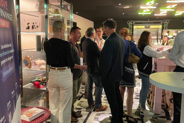 Participants d'une étape du Parthena Roadshow 2025 organisé par Weevup, réunis debout sous des néons colorés, à côté d'un kakémono « Move ta finance, Tour 2025 »