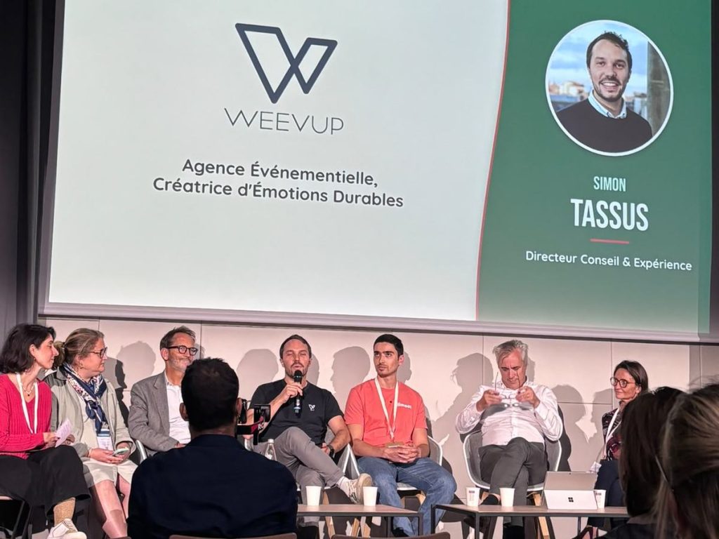 Simon Tassus, directeur conseil et expérience de Weevup, au micro pendant l’atelier du Village de l’Événementiel Durable au salon Produrable, devant l’écran de présentation de Weevup