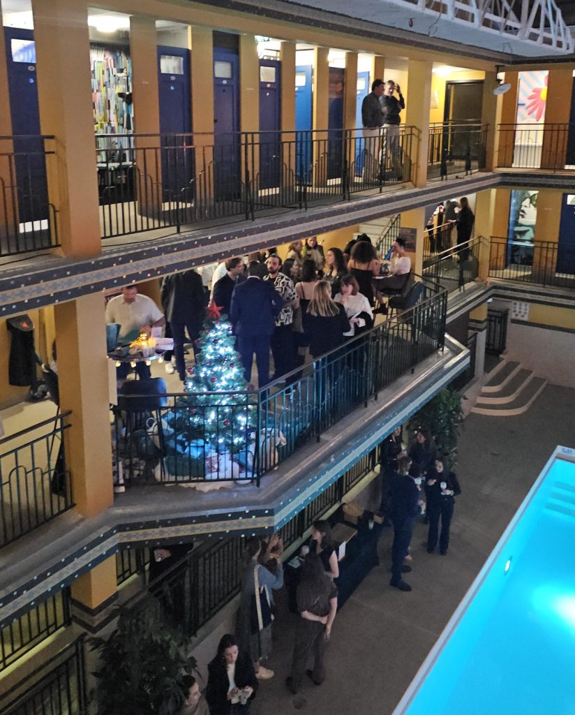 Sapin de Noël entouré de cadeaux, invités sur une coursive du Molitor, lors d’une soirée de décembre organisée par Weevup