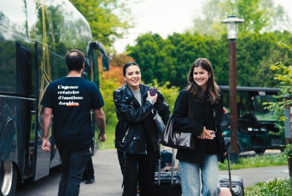 Participantes du séminaire KPMG accueillies par un membre de l'équipe Weevup à la descente de l'autocar, valise à la main, au Center Parcs du Lac d'Aillette
