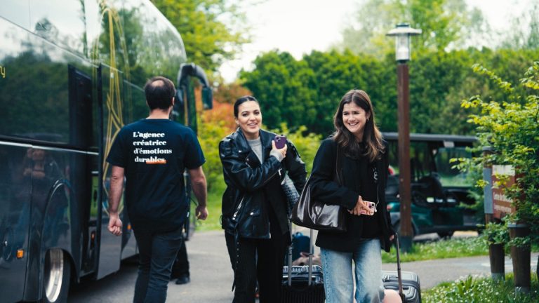 Participantes du séminaire KPMG accueillies par l’équipe Weevup à la descente de l’autocar, valise à la main, au Center Parcs du Lac d’Ailette
