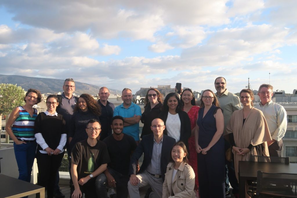 Participants du séminaire de Bio-Rad réunis le premier jour sur le toit-terrasse du Stanley Hotel, avec les toits d’Athènes et l’Acropole au loin