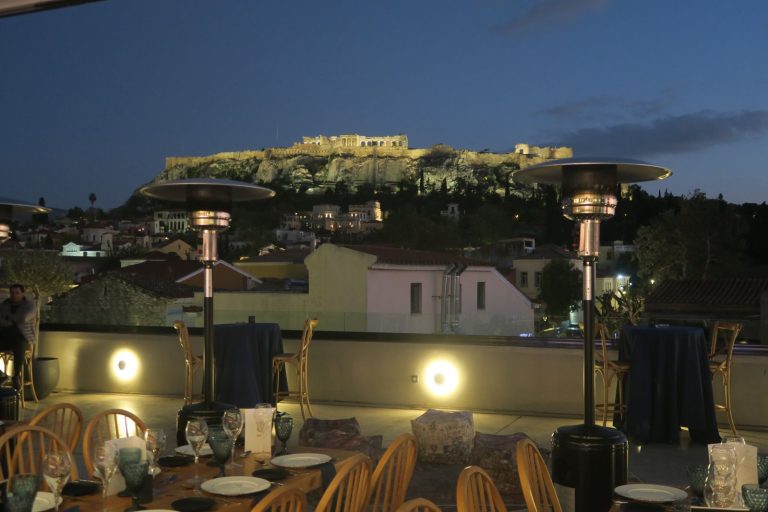 Terrasse du Muse Urban dressée pour la soirée de gala de Bio-Rad, face à l’Acropole illuminée, à Athènes