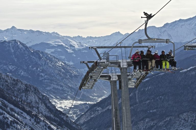 Télésiège au-dessus des vallées enneigées, sur les hauteurs de Courmayeur, en Vallée d’Aoste