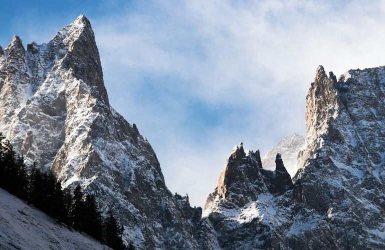 Sommets enneigés au-dessus de Courmayeur sous un ciel nuageux, en Italie