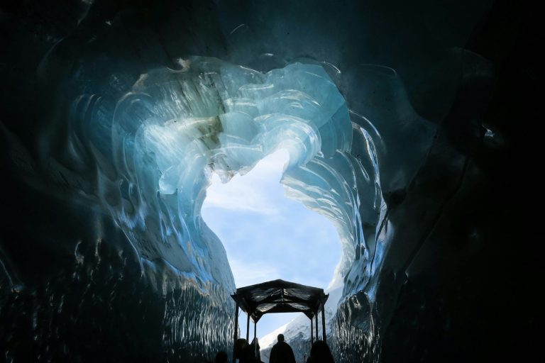 Grotte de glace bleutée dans le glacier de la Mer de Glace, à Chamonix