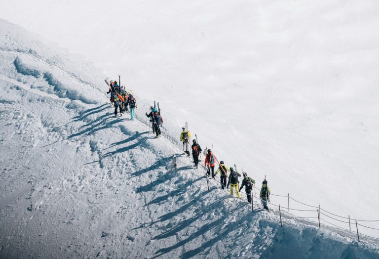 Groupe de skieurs descendant l’arête de l’Aiguille du Midi vers la Vallée Blanche, à Chamonix