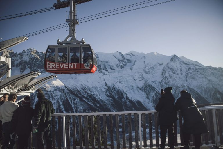 Télécabine du Brévent et promeneurs sur une terrasse face au massif du Mont-Blanc, à Chamonix