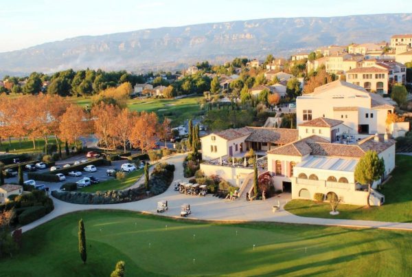 Vue plongeante au soleil couchant sur le domaine de Pont Royal, ses bâtisses provençales, son golf et les collines, cadre du séminaire La Banque Postale organisé par Weevup