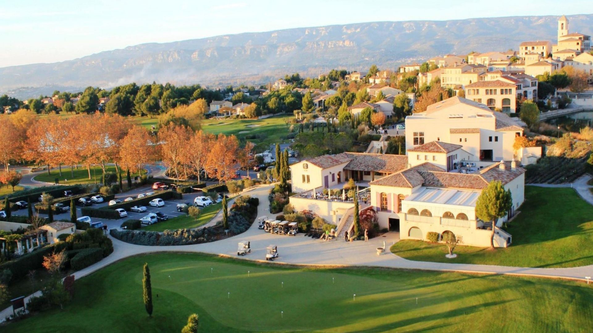 Vue plongeante au soleil couchant sur le domaine de Pont Royal, ses bâtisses provençales, son golf et les collines, cadre du séminaire d’un groupe bancaire organisé par Weevup