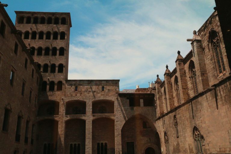 Façades gothiques en pierre et tour à arcades du Barri Gòtic, la vieille ville de Barcelone